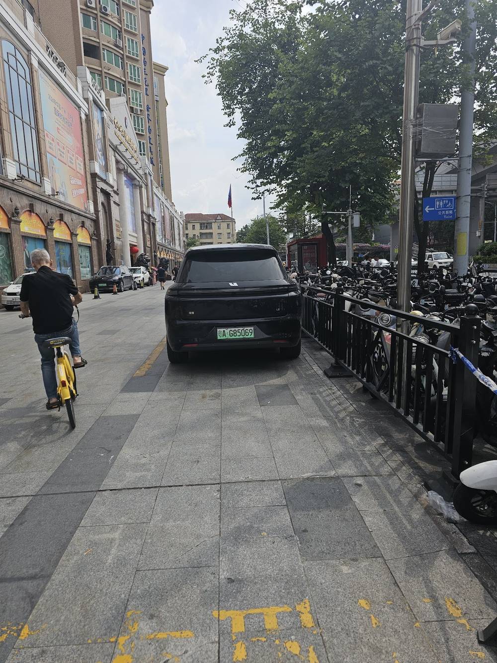 afuera del leather city